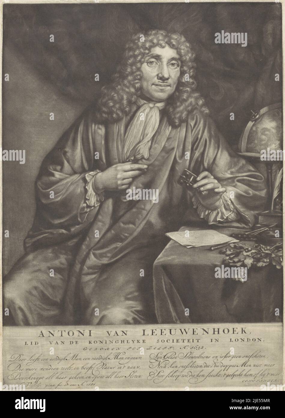 Le marchand et scientifique Anthony van Leeuwenhoek avec le microscope 'Van Leeuwenhoek' dans sa main. Sur la table sur laquelle il est assis un globe, une branche, un matériel d'écriture et des instruments de mesure. Dans la marge sont son nom, date de naissance et une ode, Portrait d'Anthony van Leeuwenhoek., imprimerie: Jan Verkolje, (mentionné sur l'objet), après: Jan Verkolje, (mentionné sur l'objet), éditeur: Jan Verkolje, (Mentionné sur l'objet), Delft, 1686, papier, h 298 mm × l 216 mm Banque D'Images