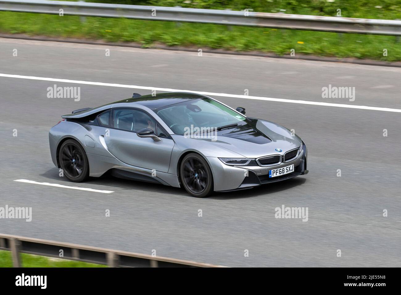 2018 voiture de sport hybride BMW i8 grise, moteur à trois cylindres ; sur l'autoroute M61, Manchester, Royaume-Uni Banque D'Images