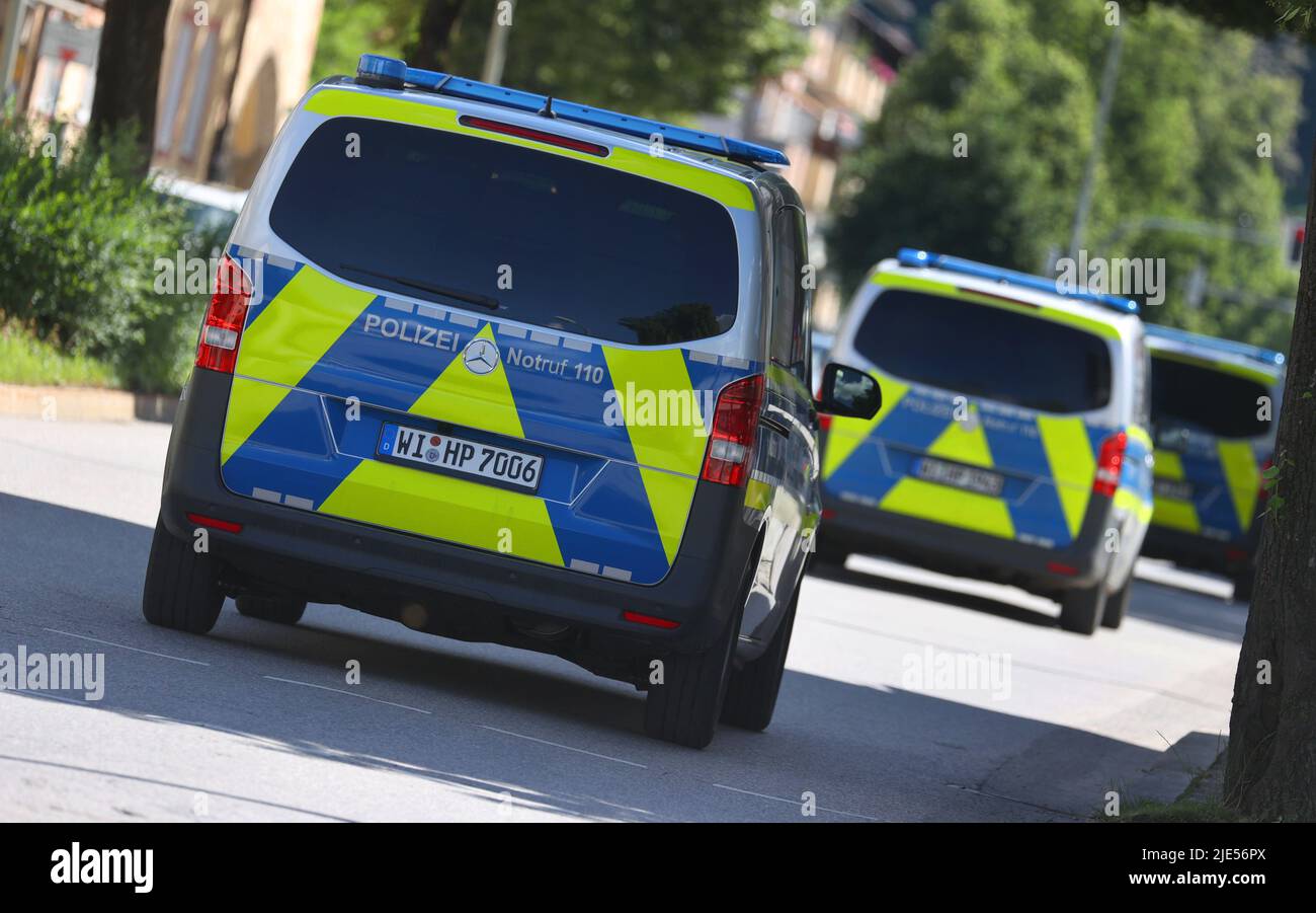 Garmisch Partenkirchen, Allemagne. 25th juin 2022. Des voitures de police traversent la ville. L'Allemagne accueille le sommet de G7 des démocraties économiquement fortes. Le premier jour du sommet, on discute de la situation économique mondiale, de la protection du climat et de la politique étrangère et de sécurité avec les sanctions contre la Russie. Credit: Karl-Josef Hildenbrand/dpa/Alay Live News Banque D'Images