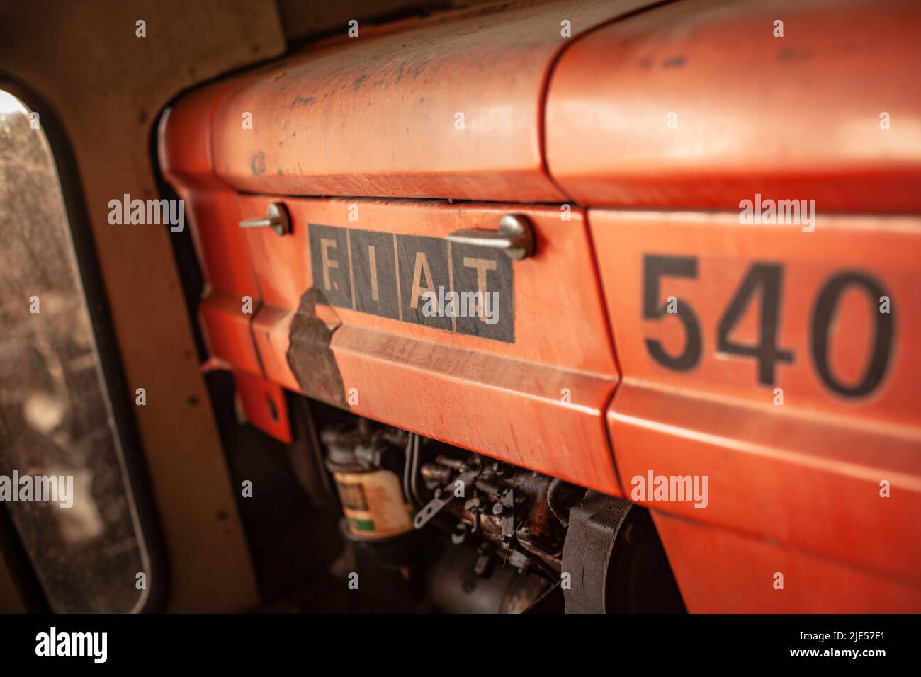 Rovigo, Italie 25 juin 2022 : tracteur Fiat dans le hangar de ferme Banque D'Images