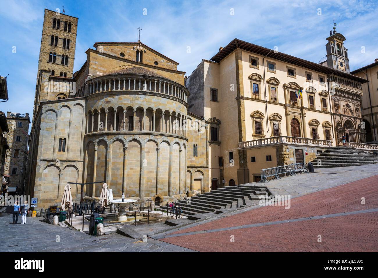 Chiesa di Santa Maria della Pieve, avec Palazzo del Tribunale et Palazzo della Fraternita dei Laici sur la Piazza Grande à Arezzo, Toscane, Italie Banque D'Images