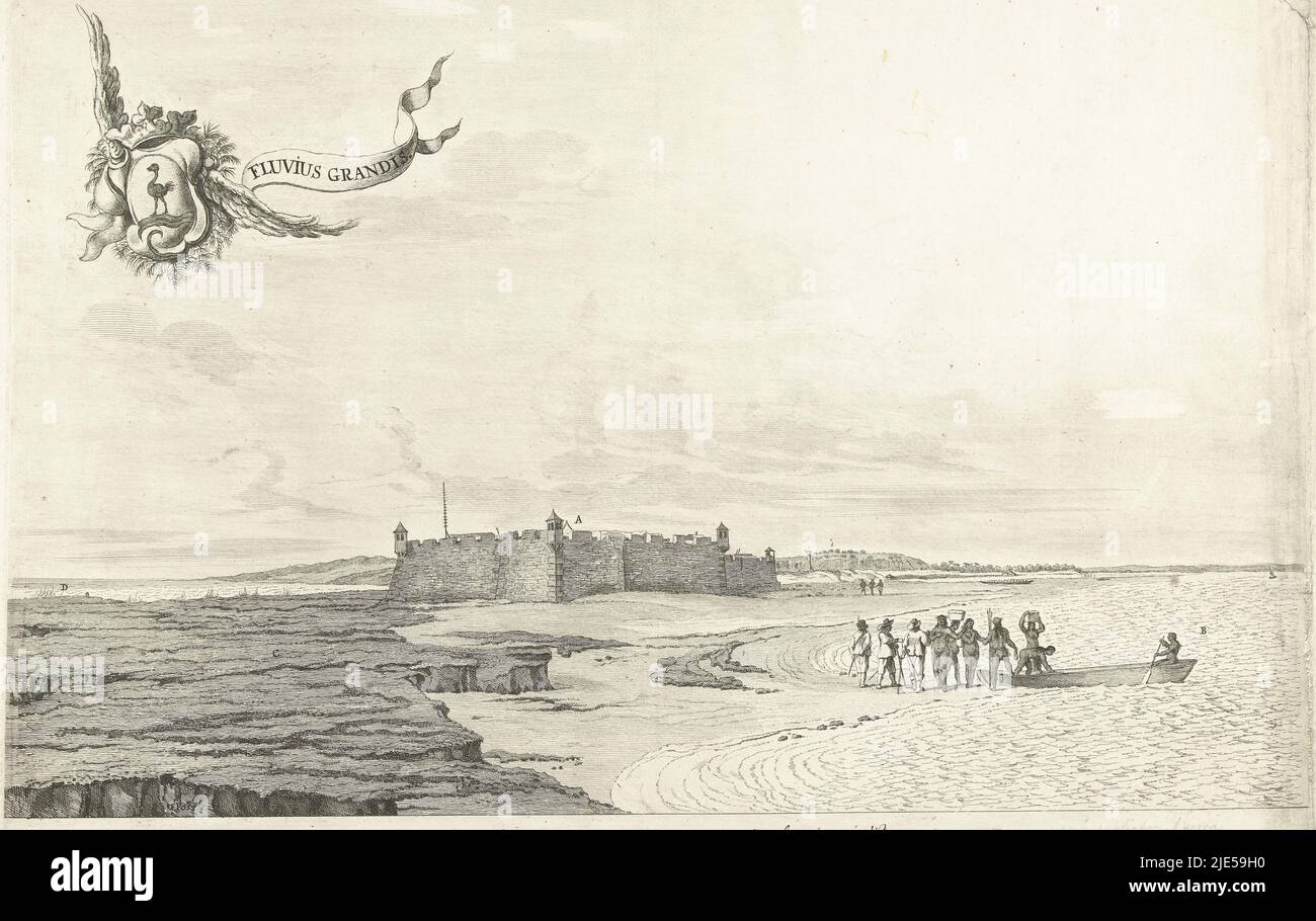 Vue sur le fort Ceulen à l'embouchure de la rivière, env. 1636-1644. Au premier plan, quelques Hollandais et des membres de la population locale près d'un bateau. Dans le ciel un bandérole ailé avec le titre et un blason avec un autruche, vue du fort Ceulen, c. 1636-1644 Fluvius Grandis., Imprimeur: Jan van Brosterhuyzen, dessinateur intermédiaire: Frans Jansz Post, (mentionné sur l'objet), pays-Bas, 1645 - 1647, papier, gravure, gravure, h 387 mm × l 507 mm Banque D'Images