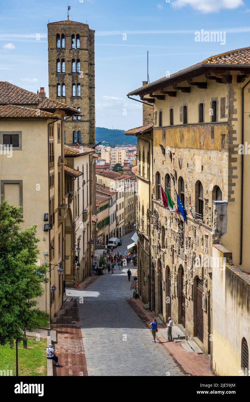 Vue sur la via dei Pileati, avec le Palazzo Pretorio (aujourd'hui la bibliothèque Arezzo) sur la droite, dans le centre-ville historique d'Arezzo en Toscane, Italie Banque D'Images
