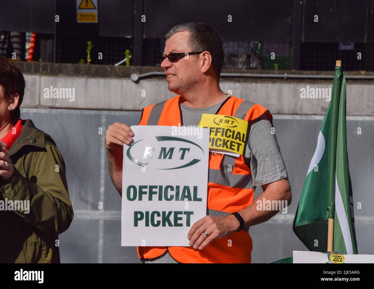 Londres, Royaume-Uni. 25th juin 2022. Un membre syndical du RMT à l'extérieur de la gare Euston au cours du troisième jour de la grève nationale des chemins de fer. Banque D'Images