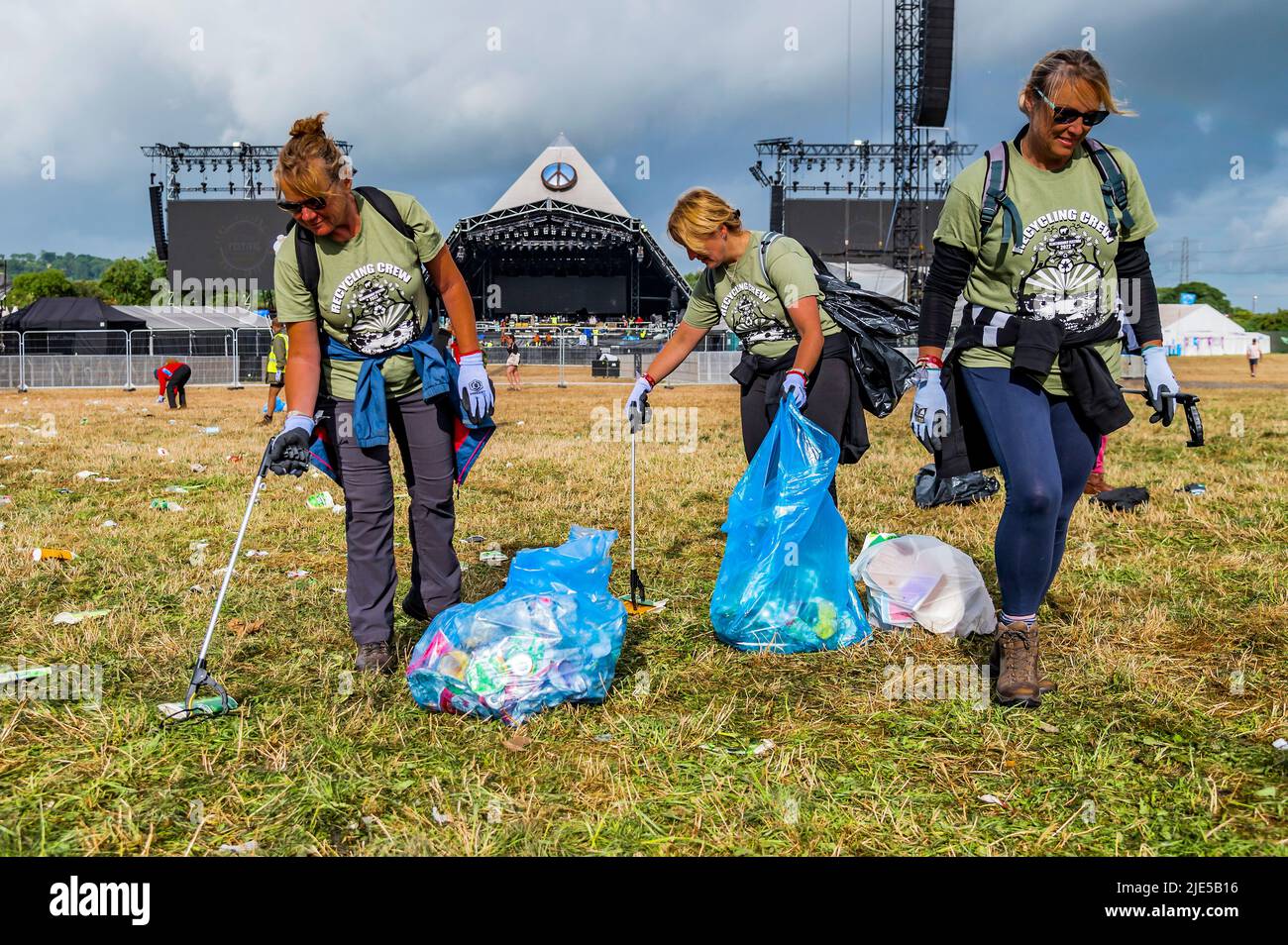 Pilton, Royaume-Uni. 25th juin 2022. Des milliers de bénévoles (beaucoup de collecte d'argent pour les organismes de bienfaisance) nettoient les déchets laissés par les festivaliers la nuit précédente (dans ce cas à l'étape Pyramid). Le travail est nécessaire en dépit de la devise du festival pour «ne laisser aucune trace» - le Glastonbury Festival 50th 2022, digne ferme. Glastonbury, Credit: Guy Bell/Alamy Live News Banque D'Images