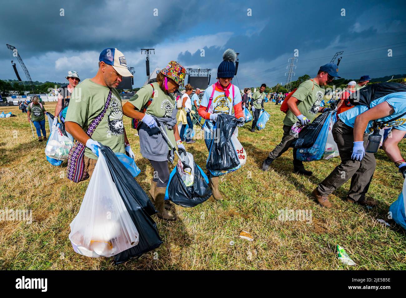 Pilton, Royaume-Uni. 25th juin 2022. Des milliers de bénévoles (beaucoup de collecte d'argent pour les organismes de bienfaisance) nettoient les déchets laissés par les festivaliers la nuit précédente (dans ce cas à l'étape Pyramid). Le travail est nécessaire en dépit de la devise du festival pour «ne laisser aucune trace» - le Glastonbury Festival 50th 2022, digne ferme. Glastonbury, Credit: Guy Bell/Alamy Live News Banque D'Images