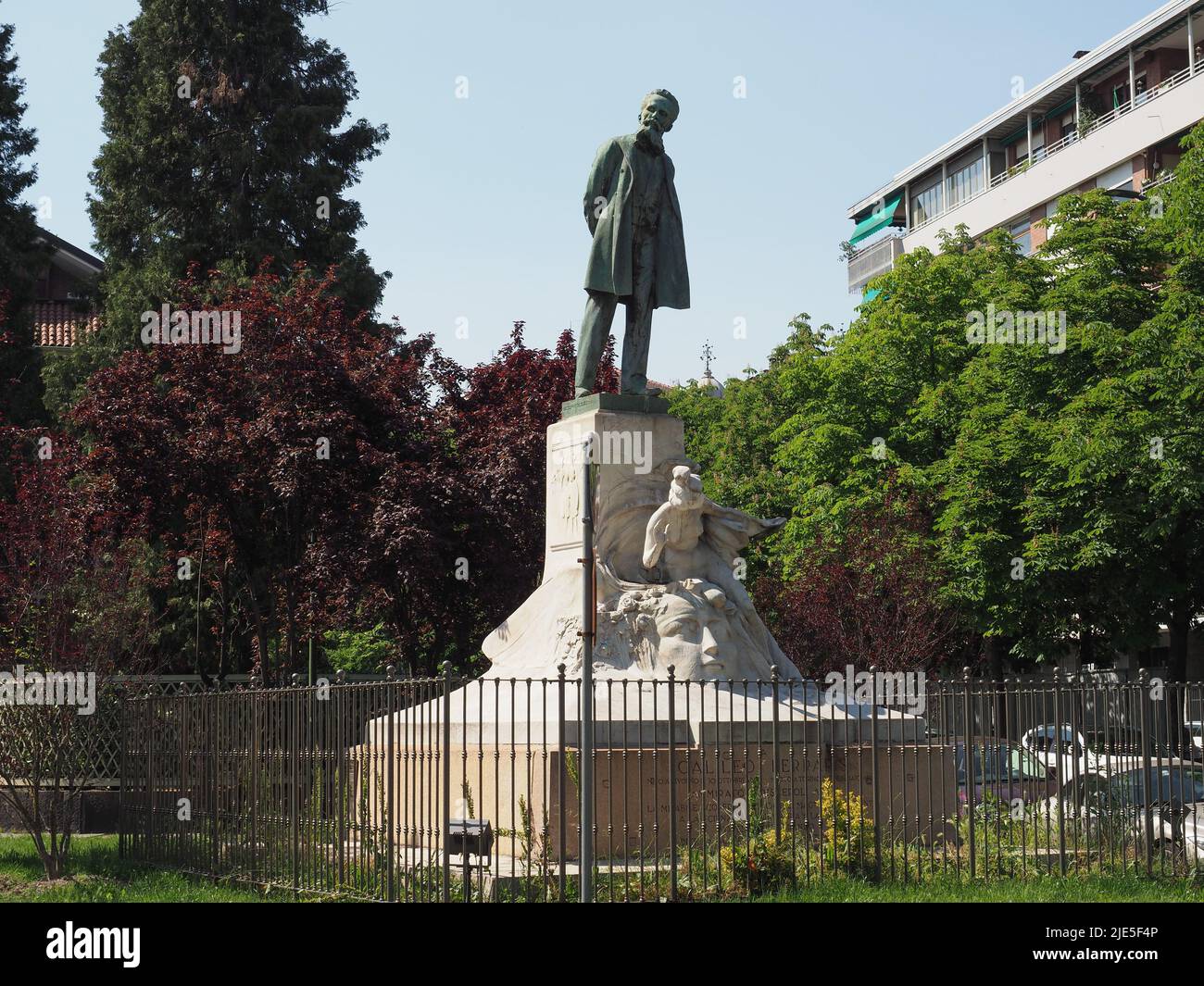 TURIN, ITALIE - VERS MAI 2022: Monument à la scientifique italienne Galileo Ferraris vers 1903 par le sculpteur Luigi Contratti Banque D'Images