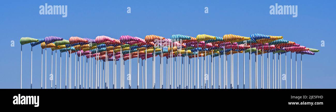 Œuvres d'art le vent Souffle où il Vaut par l'artiste Daniel Buren, cent mâts de drapeau avec des chaussettes hautes en couleur à Nieuwpoort / Nieuport, Flandre Occidentale, Belgique Banque D'Images