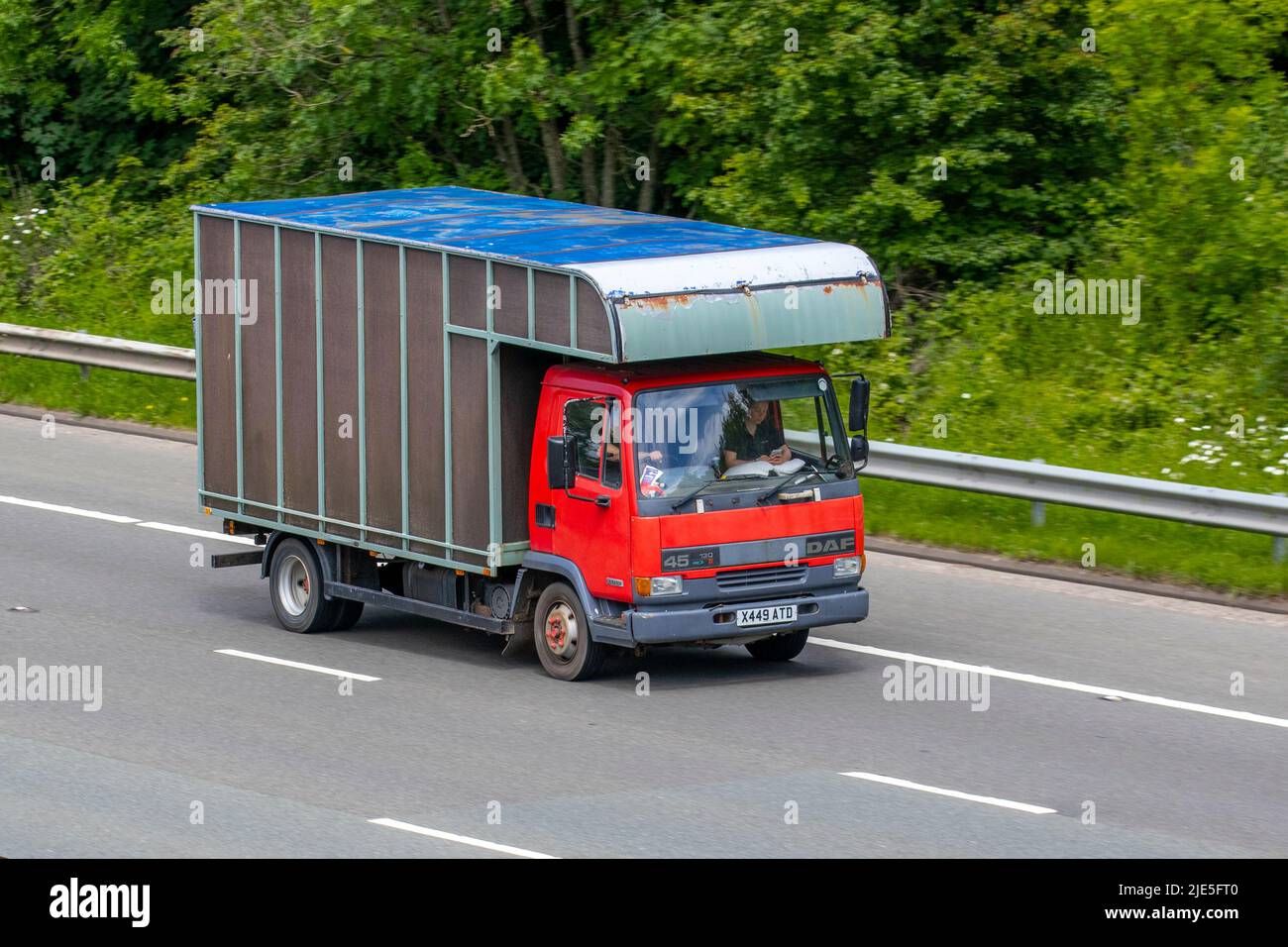 2000 camion Red DAF FA435,130 Diesel fourgonnette à la main et à la maison en carton ; voyage sur l'autoroute M6, Royaume-Uni Banque D'Images 2000 camion Red DAF FA435,130 Diesel fourgonnette à la main et à la maison en carton ; voyage sur l'autoroute M6, Royaume-Uni Banque D'Images