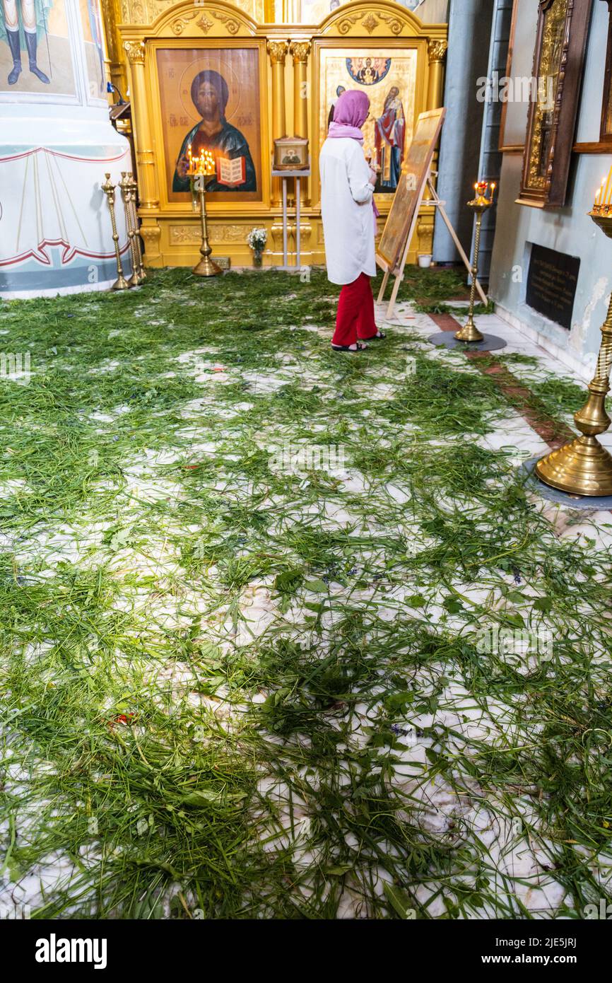 Kolomna, Russie - 11 juin 2022 : herbe verte fraîchement coupée au sol de la cathédrale de l'Assomption (Uspenskiy) du Kremlin de Kolomna dans la vieille ville de Kolomna dans la fe Banque D'Images