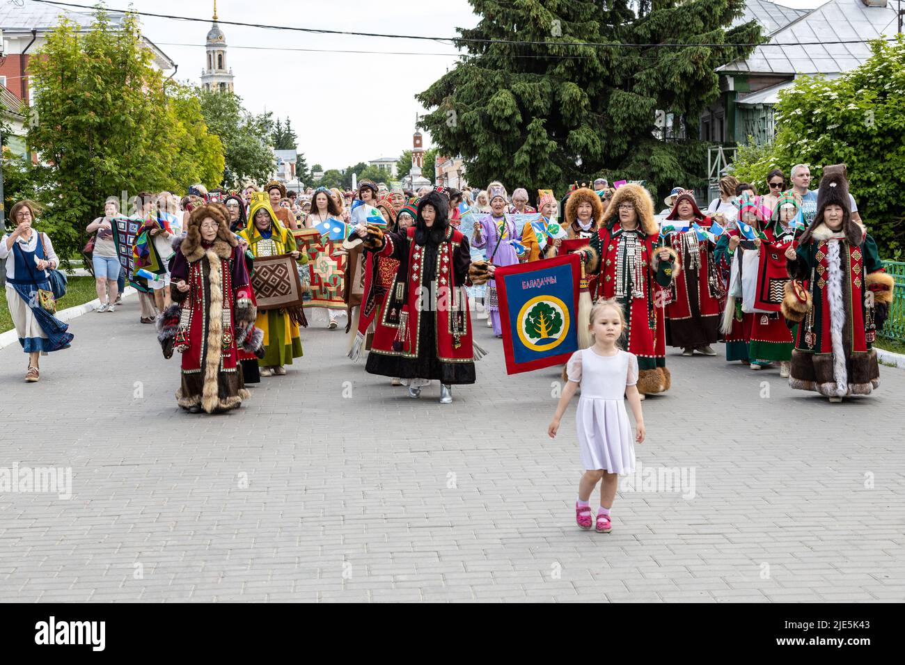 Kolomna, Russie - 11 juin 2022 : procession de maîtres en costumes nationaux faits main pendant le Festival international de patchwork l'âme de Russie à Kolomna Banque D'Images