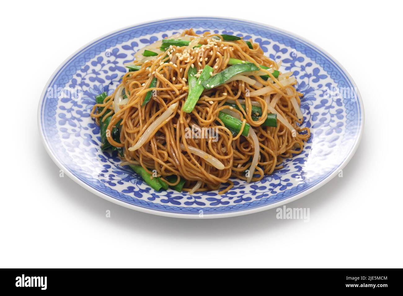 Nouilles frites à la sauce soya de style Hong Kong ( chow mein ) isolées sur fond blanc Banque D'Images