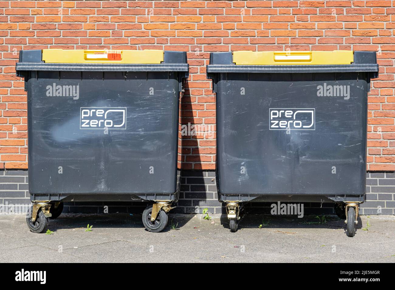 Conteneurs de déchets PreZero sur le mur de la maison Banque D'Images