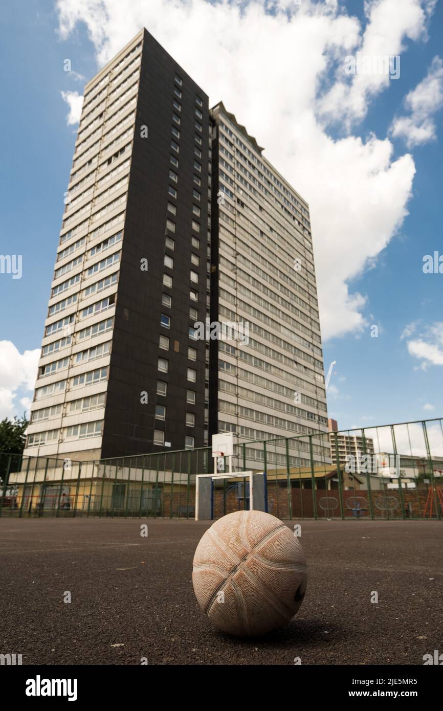 Bloc de tour vide - Dennison point on the Carpenters Estate, Stratford, Newham, réservé au développement, Londres 2022 Banque D'Images