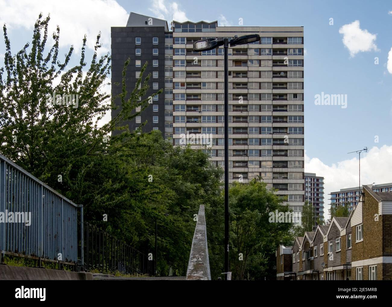 Bloc de tour vide - Dennison point on the Carpenters Estate, Stratford, Newham, réservé au développement, Londres 2022 Banque D'Images