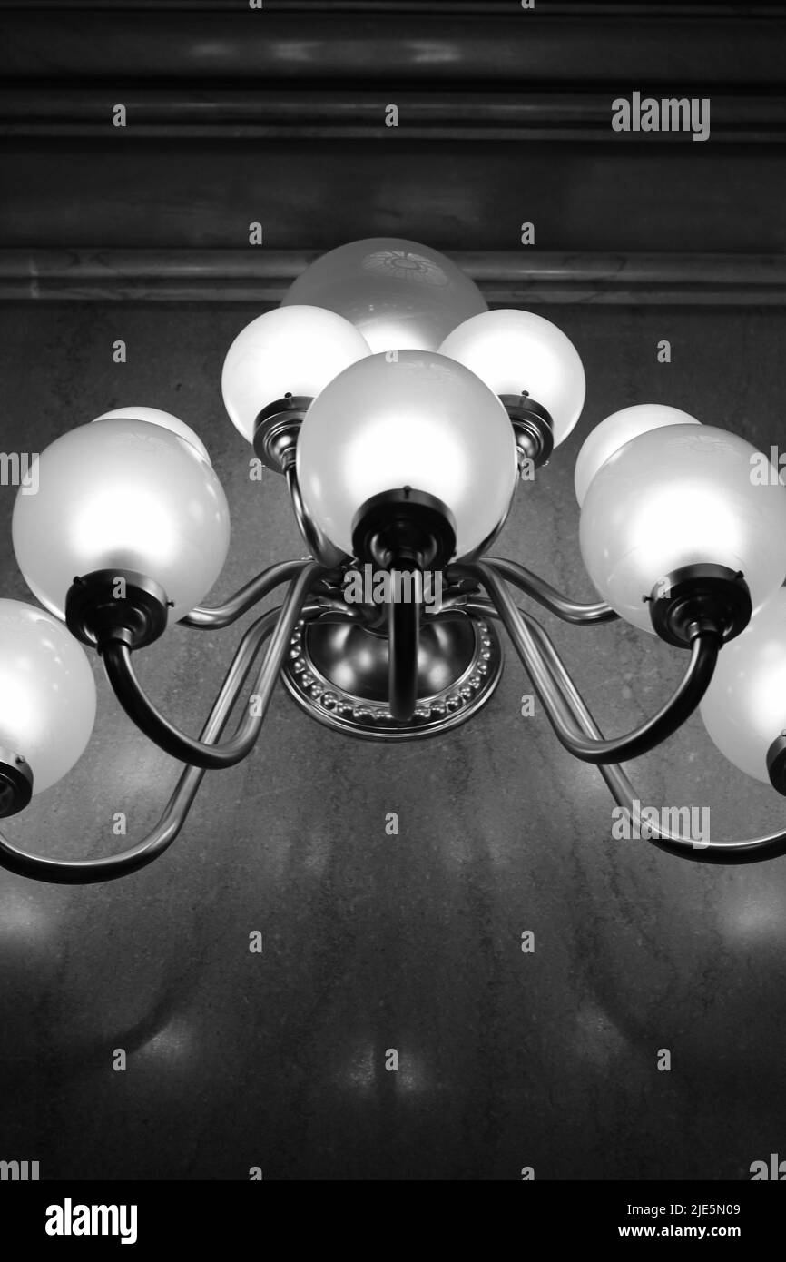 Magnifique mur rétro d'éclairage traditionnel scinque sur le mur et lumineux avec de la lumière en noir et blanc. Banque D'Images
