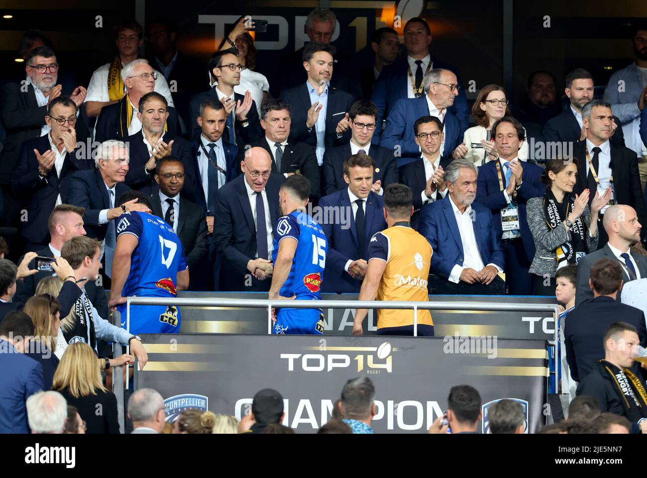 Pierre-Yves Revol (Castres), ministre français de l'éducation Pap Ndiaye, président de la Fédération française de rugby FFR Bernard Laporte, président français Emmanuel Macron, président de la Ligue française de rugby LNR Rene Bouscatel, La ministre française des Sports Amélie Oudea-Castera lors de la cérémonie des trophées suivant le championnat français Top 14 final du match de rugby entre Castres Olympique (CO) et Montpellier Herault Rugby (MHR) sur 24 juin 2022 au Stade de France à Saint-Denis près de Paris, France - photo Jean Catuffe / DPPI Banque D'Images