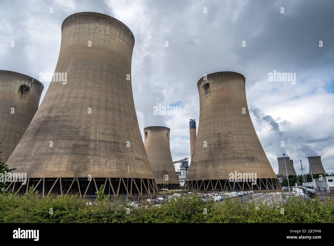 Tours de refroidissement et vapeur à la centrale de Drax, une grande centrale à biomasse du Nord du Yorkshire, Angleterre, Royaume-Uni. Banque D'Images