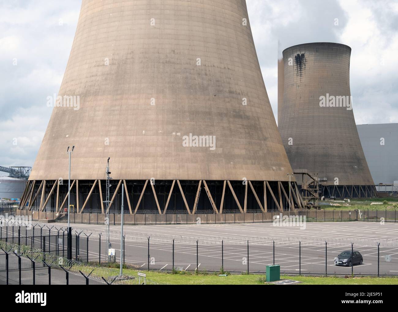 Cooling Towers - Drax Power Station, une grande centrale à biomasse dans le North Yorkshire, Angleterre, Royaume-Uni. Banque D'Images