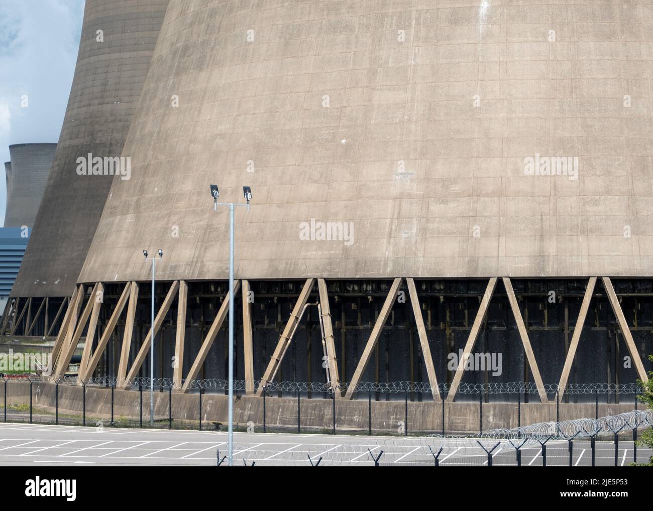 Cooling Towers - Drax Power Station, une grande centrale à biomasse dans le North Yorkshire, Angleterre, Royaume-Uni. Banque D'Images