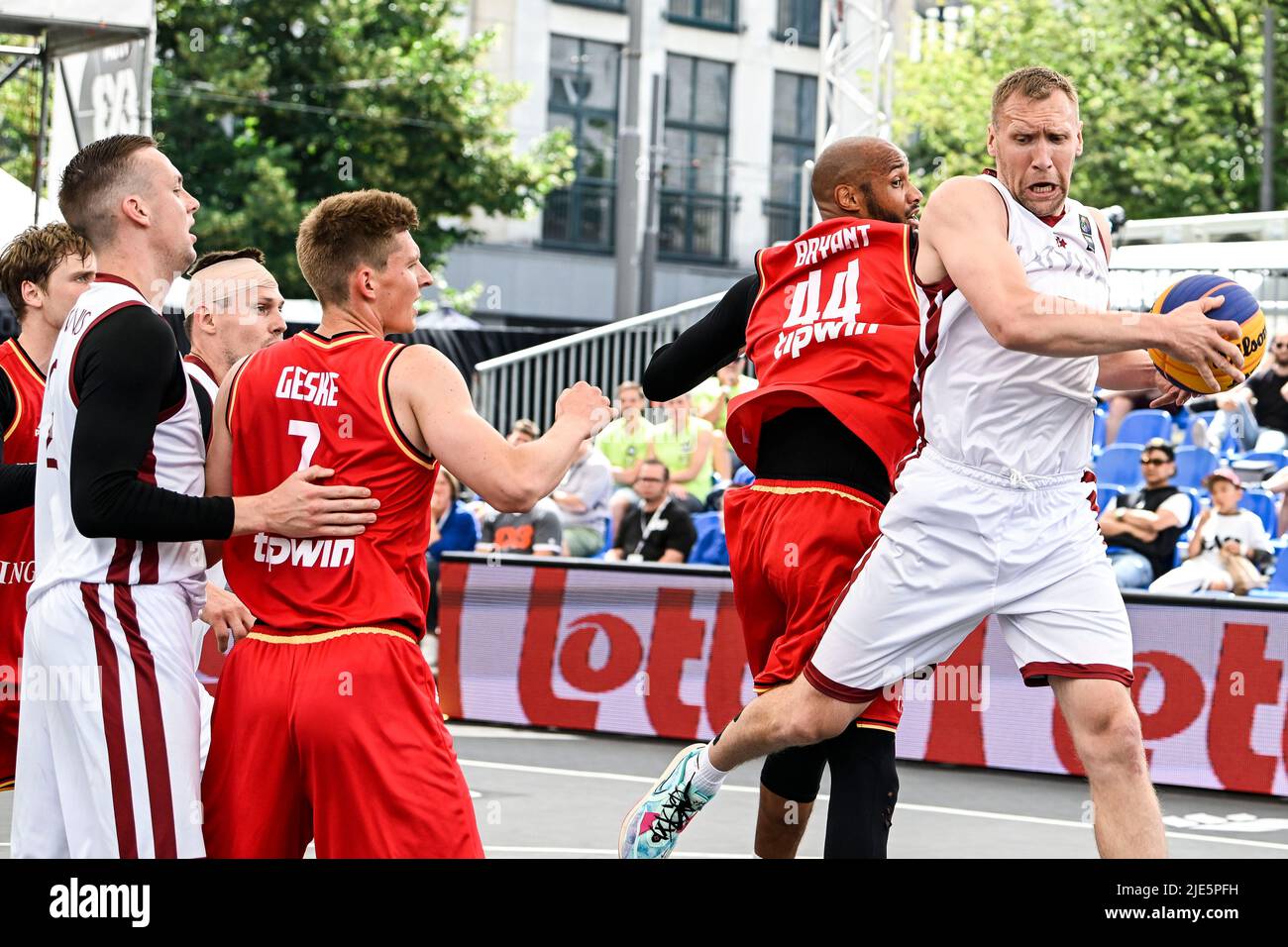 L'Allemand Kevin Bryant et les Arturs Strelnieks de Lettonie se battent pour le ballon lors d'un match de basketball 3x3 entre la Lettonie et l'Allemagne, lors de la huitième finale des hommes, à la coupe du monde FIBA 2022, le samedi 25 juin 2022, à Anvers. La coupe du monde 2022 de la FIBA 3x3 basket se déroule du 21 au 26 juin à Anvers. BELGA PHOTO TOM GOYVAERTS Banque D'Images