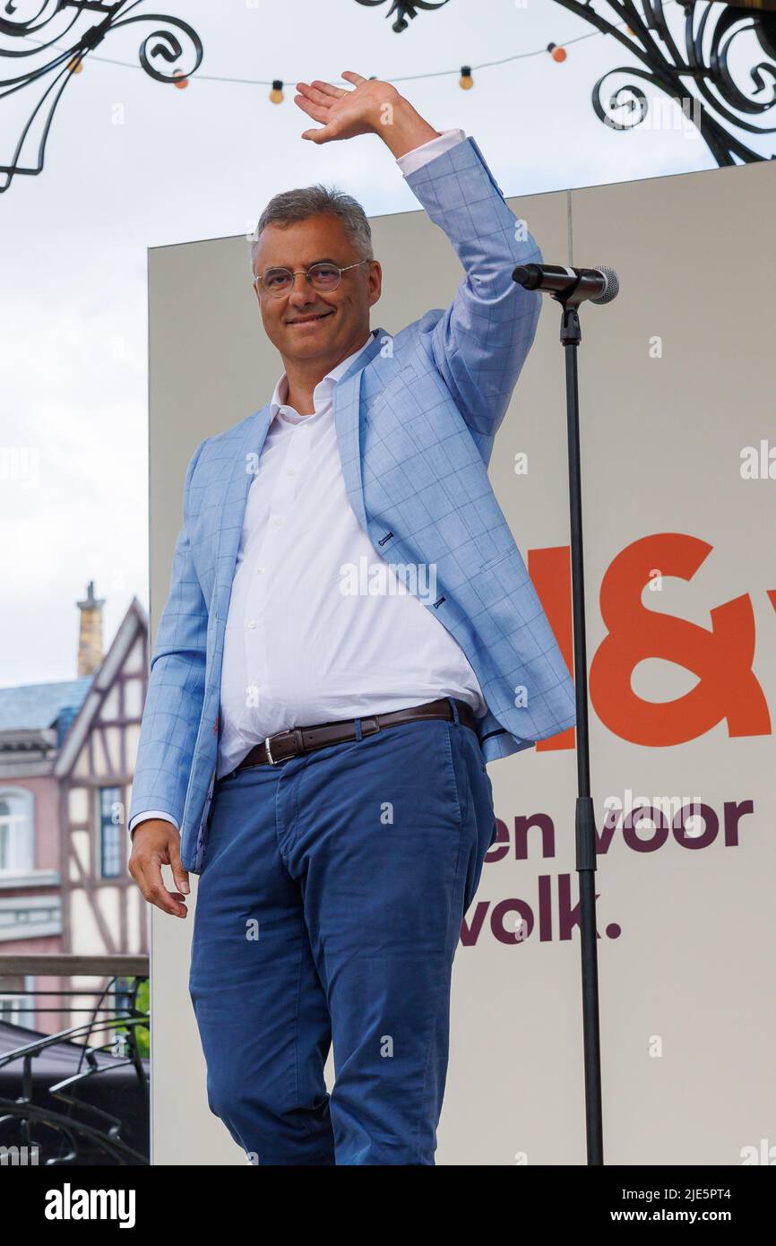 L'ancien président de CD&V, Joachim Coens, photographié pendant la journée familiale annuelle du parti démocrate-chrétien flamand CD&V, le samedi 25 juin 2022, au parc d'attractions Plopsaland de panne. CD&V annoncera aujourd'hui le gagnant du premier tour des élections présidentielles. BELGA PHOTO KURT DESPLENTER Banque D'Images