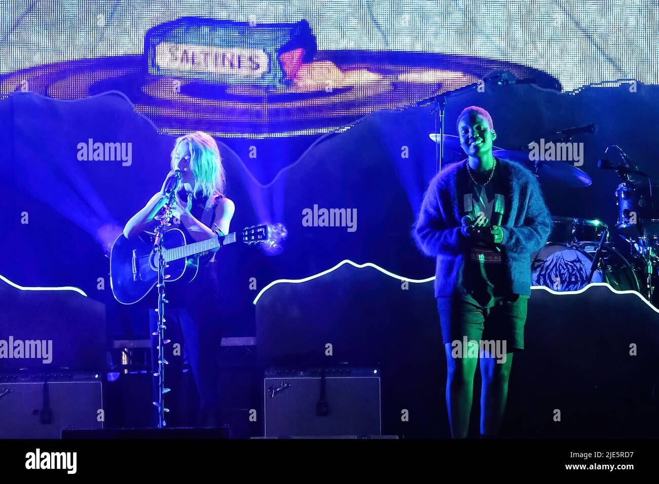 Pilton, Royaume-Uni. 24th juin 2022. (De G à D) l'auteur-compositeur américain Phoebe Bridgers et l'auteur-compositeur britannique Anais Oluwatoyin Estelle Marinho, connu professionnellement sous le nom d'Arlo Parks, jouent sur scène dans la tente John Peel au Glastonbury Festival. Crédit : SOPA Images Limited/Alamy Live News Banque D'Images Pilton, Royaume-Uni. 24th juin 2022. (De G à D) l'auteur-compositeur américain Phoebe Bridgers et l'auteur-compositeur britannique Anais Oluwatoyin Estelle Marinho, connu professionnellement sous le nom d'Arlo Parks, jouent sur scène dans la tente John Peel au Glastonbury Festival. Crédit : SOPA Images Limited/Alamy Live News Banque D'Images