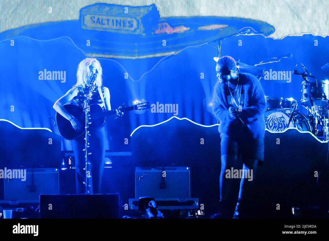 Pilton, Royaume-Uni. 24th juin 2022. (De G à D) l'auteur-compositeur américain Phoebe Bridgers et l'auteur-compositeur britannique Anais Oluwatoyin Estelle Marinho, connu professionnellement sous le nom d'Arlo Parks, jouent sur scène dans la tente John Peel au Glastonbury Festival. Crédit : SOPA Images Limited/Alamy Live News Banque D'Images Pilton, Royaume-Uni. 24th juin 2022. (De G à D) l'auteur-compositeur américain Phoebe Bridgers et l'auteur-compositeur britannique Anais Oluwatoyin Estelle Marinho, connu professionnellement sous le nom d'Arlo Parks, jouent sur scène dans la tente John Peel au Glastonbury Festival. Crédit : SOPA Images Limited/Alamy Live News Banque D'Images