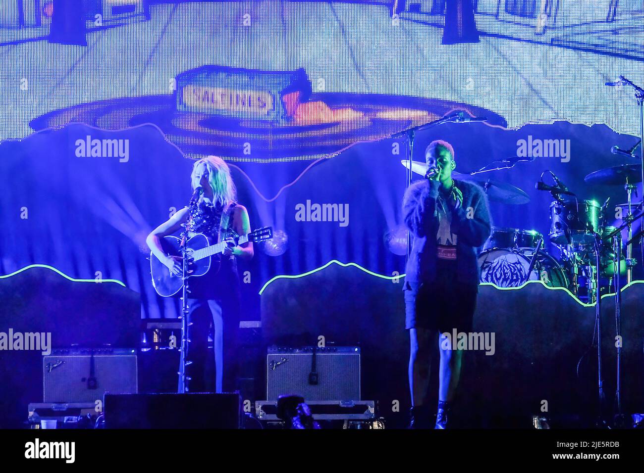 Pilton, Royaume-Uni. 24th juin 2022. (De G à D) l'auteur-compositeur américain Phoebe Bridgers et l'auteur-compositeur britannique Anais Oluwatoyin Estelle Marinho, connu professionnellement sous le nom d'Arlo Parks, jouent sur scène dans la tente John Peel au Glastonbury Festival. Crédit : SOPA Images Limited/Alamy Live News Banque D'Images Pilton, Royaume-Uni. 24th juin 2022. (De G à D) l'auteur-compositeur américain Phoebe Bridgers et l'auteur-compositeur britannique Anais Oluwatoyin Estelle Marinho, connu professionnellement sous le nom d'Arlo Parks, jouent sur scène dans la tente John Peel au Glastonbury Festival. Crédit : SOPA Images Limited/Alamy Live News Banque D'Images