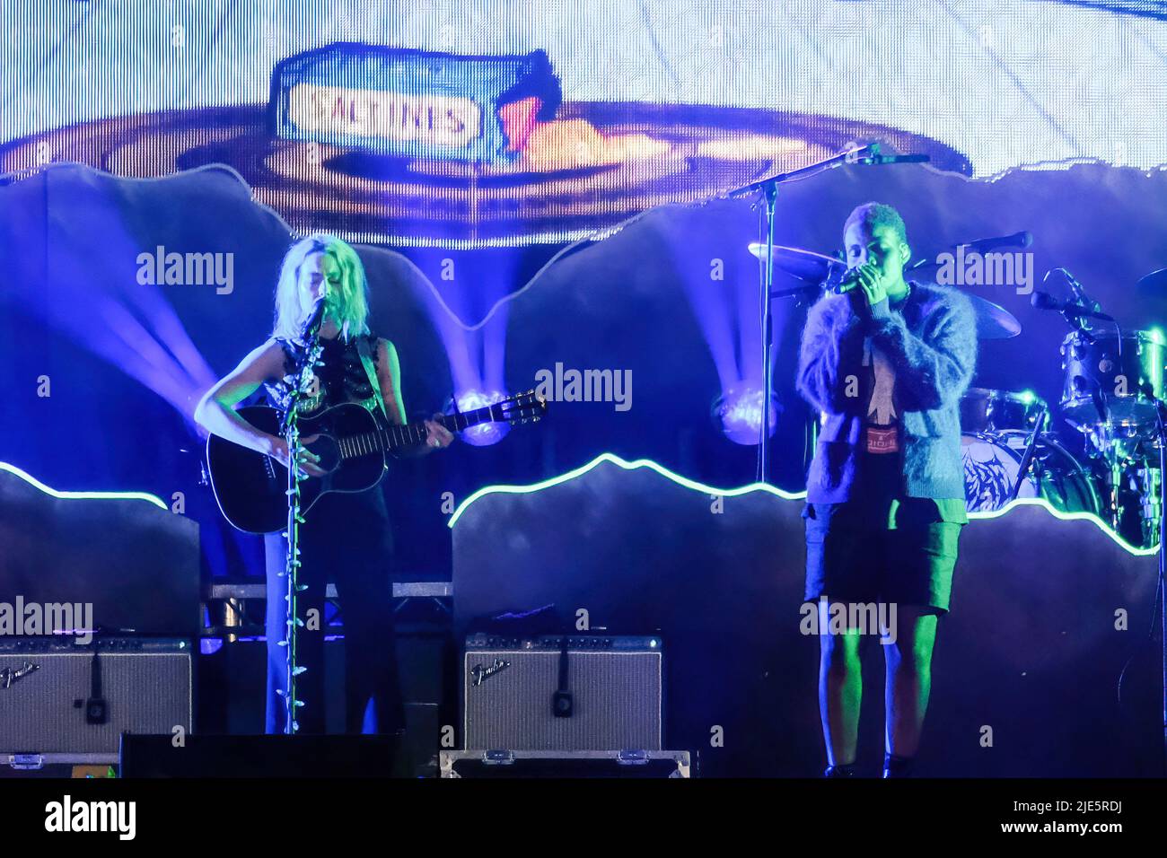 Pilton, Royaume-Uni. 24th juin 2022. (De G à D) l'auteur-compositeur américain Phoebe Bridgers et l'auteur-compositeur britannique Anais Oluwatoyin Estelle Marinho, connu professionnellement sous le nom d'Arlo Parks, jouent sur scène dans la tente John Peel au Glastonbury Festival. Crédit : SOPA Images Limited/Alamy Live News Banque D'Images Pilton, Royaume-Uni. 24th juin 2022. (De G à D) l'auteur-compositeur américain Phoebe Bridgers et l'auteur-compositeur britannique Anais Oluwatoyin Estelle Marinho, connu professionnellement sous le nom d'Arlo Parks, jouent sur scène dans la tente John Peel au Glastonbury Festival. Crédit : SOPA Images Limited/Alamy Live News Banque D'Images