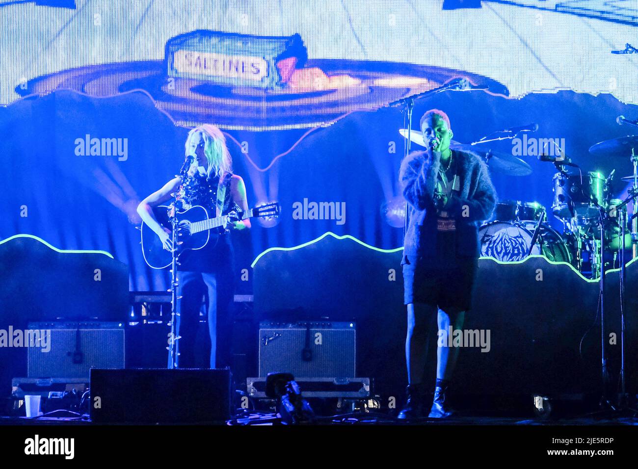 Pilton, Royaume-Uni. 24th juin 2022. (De G à D) l'auteur-compositeur américain Phoebe Bridgers et l'auteur-compositeur britannique Anais Oluwatoyin Estelle Marinho, connu professionnellement sous le nom d'Arlo Parks, jouent sur scène dans la tente John Peel au Glastonbury Festival. Crédit : SOPA Images Limited/Alamy Live News Banque D'Images Pilton, Royaume-Uni. 24th juin 2022. (De G à D) l'auteur-compositeur américain Phoebe Bridgers et l'auteur-compositeur britannique Anais Oluwatoyin Estelle Marinho, connu professionnellement sous le nom d'Arlo Parks, jouent sur scène dans la tente John Peel au Glastonbury Festival. Crédit : SOPA Images Limited/Alamy Live News Banque D'Images