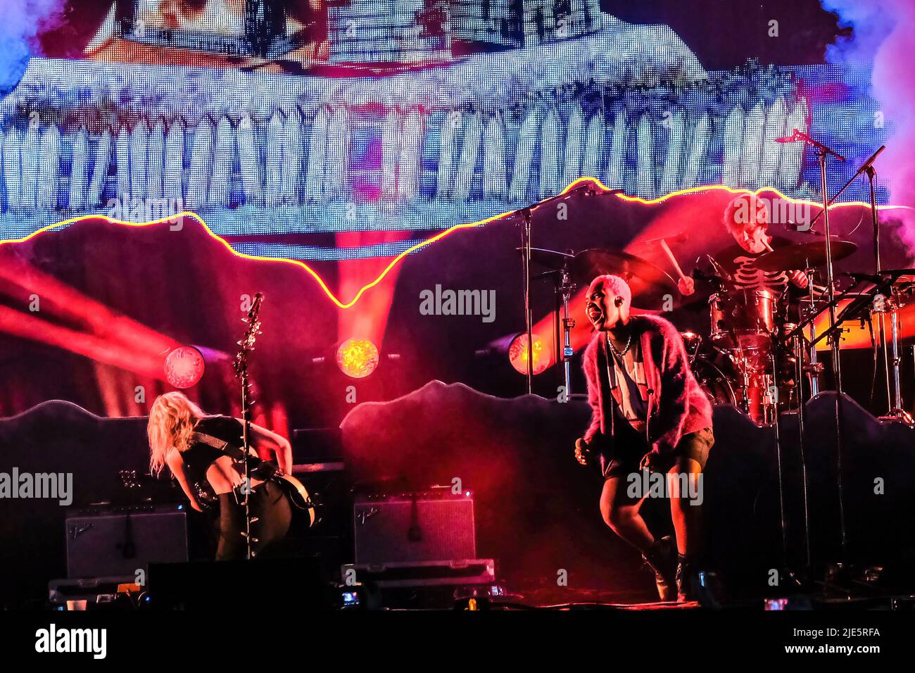 Pilton, Royaume-Uni. 24th juin 2022. (De G à D) l'auteur-compositeur américain Phoebe Bridgers et l'auteur-compositeur britannique Anais Oluwatoyin Estelle Marinho, connu professionnellement sous le nom d'Arlo Parks, jouent sur scène dans la tente John Peel au Glastonbury Festival. Crédit : SOPA Images Limited/Alamy Live News Banque D'Images Pilton, Royaume-Uni. 24th juin 2022. (De G à D) l'auteur-compositeur américain Phoebe Bridgers et l'auteur-compositeur britannique Anais Oluwatoyin Estelle Marinho, connu professionnellement sous le nom d'Arlo Parks, jouent sur scène dans la tente John Peel au Glastonbury Festival. Crédit : SOPA Images Limited/Alamy Live News Banque D'Images