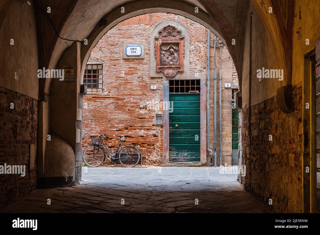 Lucca, Italie - 6/8/2022: Vélo au repos dans la cour toscane traditionnelle à Lucca, Italie. Banque D'Images
