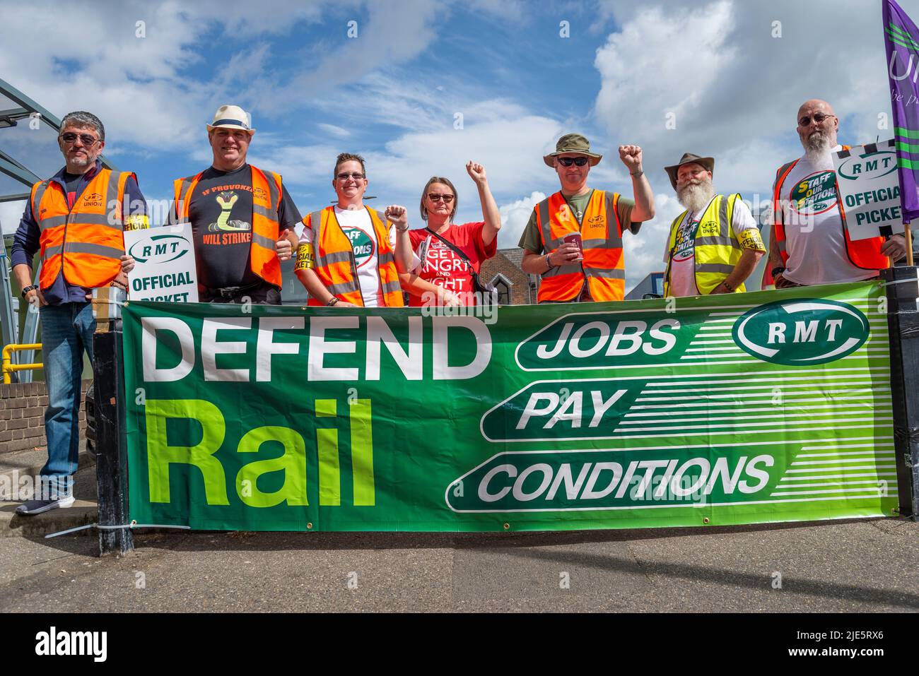 Southend Victoria, Southend on Sea, Essex, Royaume-Uni. 25th juin 2022. Les grévistes du Syndicat national des travailleurs des chemins de fer, des Maritimes et des Transports (RMT) protestent devant la gare de Southend Victoria lors d'une journée de grève qui a eu des répercussions sur les activités du réseau ferroviaire de la journée, y compris celles de la Grande Anglia qui dessert les routes Southend Victoria et London Banque D'Images