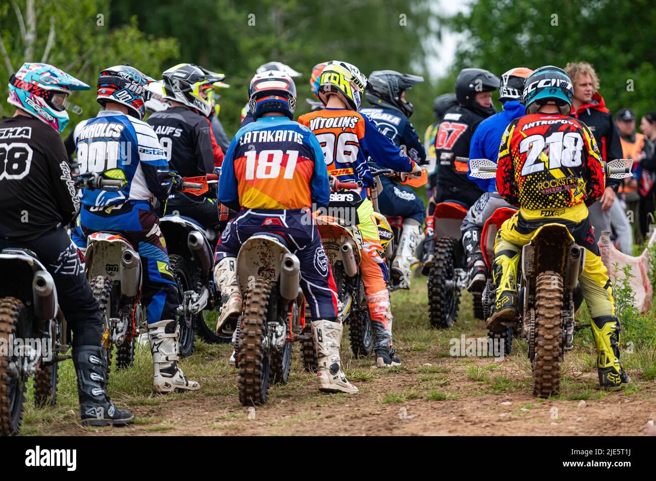 Dobele, Lettonie, 18 juin 2022: Un groupe de motocross se prépare pour le départ, la vue arrière, le sport de motocross Banque D'Images