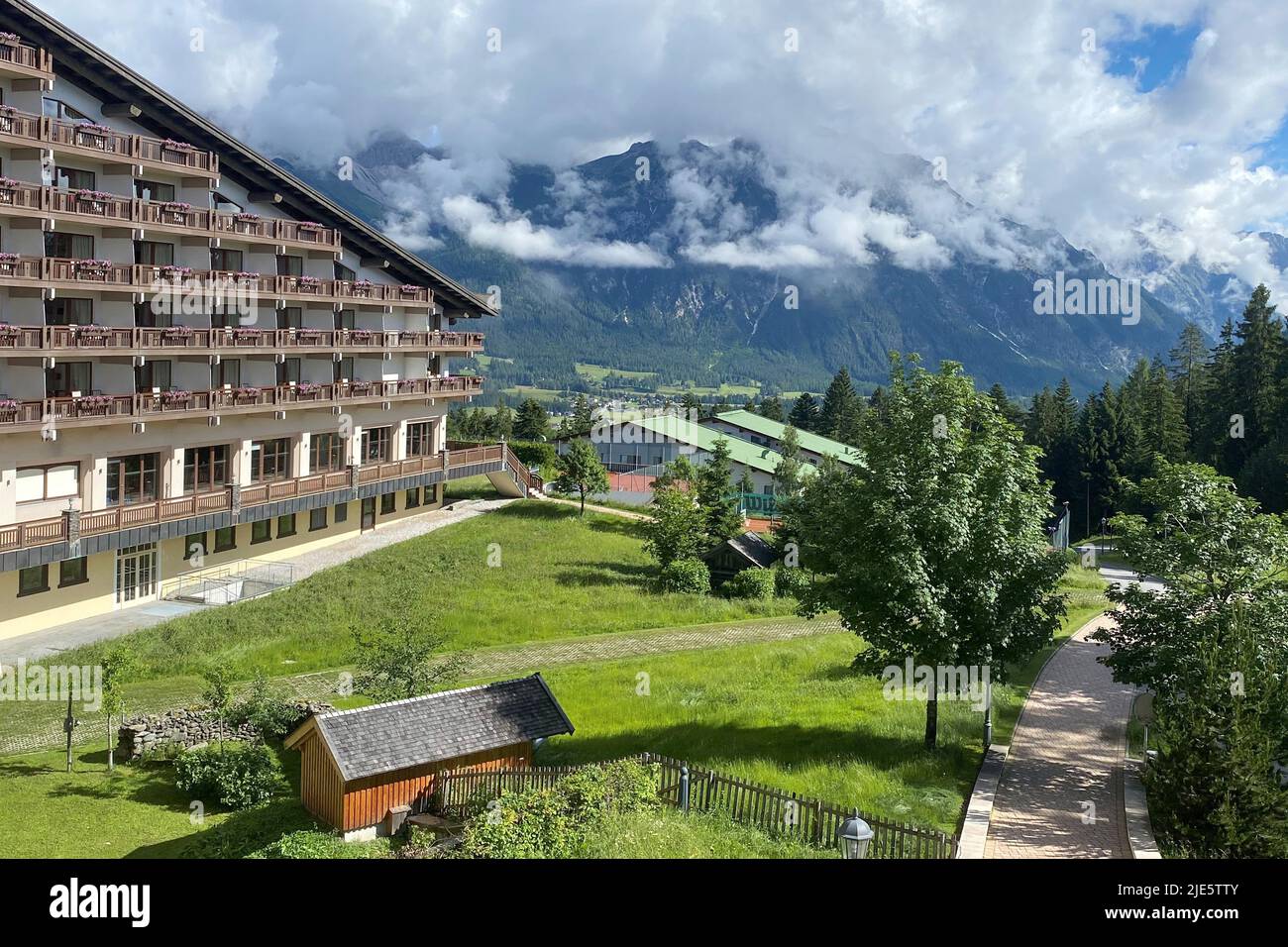 25 juin 2022, Autriche, Telfs: Vue sur l'Interalpen Hotel Tyrol près de Telfs. C'est là que se trouvent la délégation de presse américaine et le centre de presse américain pour la couverture du sommet de G7. (Au 'Sommet de G7 en Allemagne - presse américaine en Autriche') photo: CAN Merey/dpa Banque D'Images