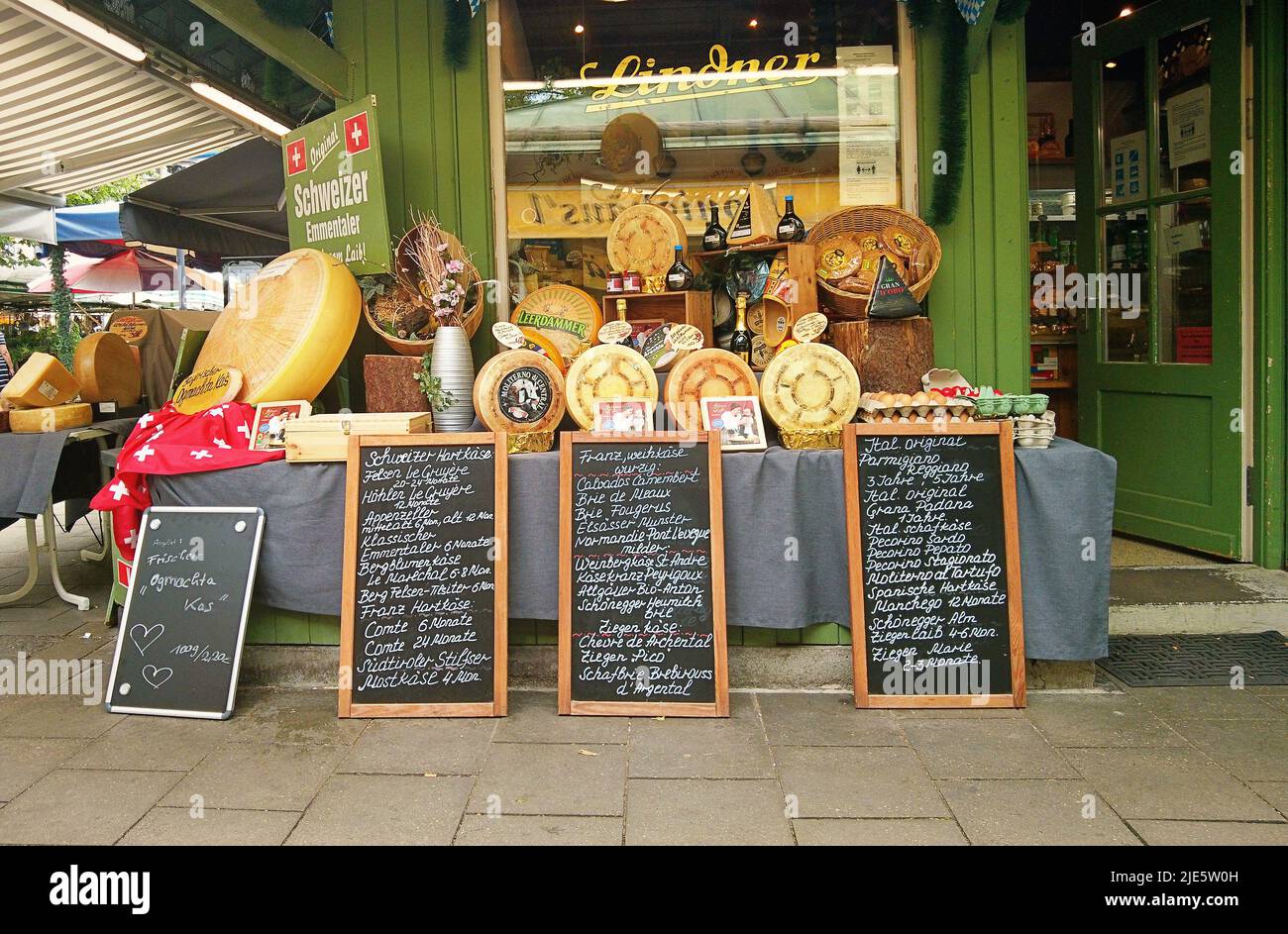 Le magasin de spécialités au fromage du Deli au Viktualienmarkt, point gastronomique à Munich - Allemagne, avec les offres quotidiennes sur les tableaux Banque D'Images