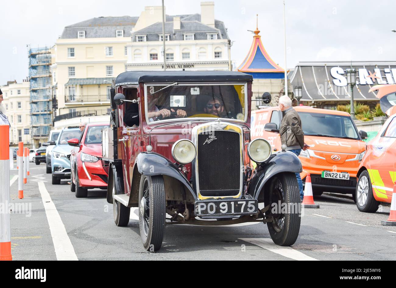 Brighton UK 25th juin 2022 - Un Austin A10 1934 converti complète aujourd'hui le rallye de véhicules électriques Londres-Brighton 2nd le long du front de mer : Credit Simon Dack / Alay Live News Banque D'Images