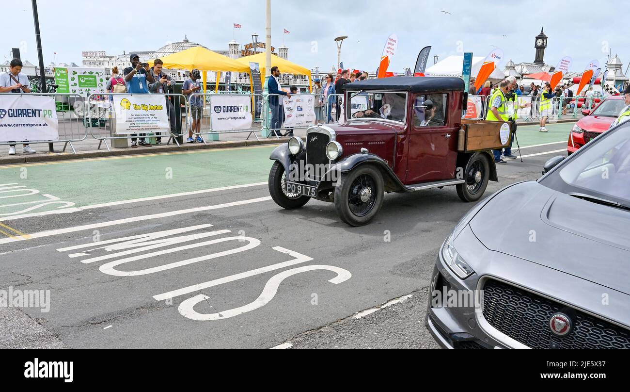 Brighton UK 25th juin 2022 - Un Austin A10 1934 converti complète aujourd'hui le rallye de véhicules électriques Londres-Brighton 2nd le long du front de mer : Credit Simon Dack / Alay Live News Banque D'Images