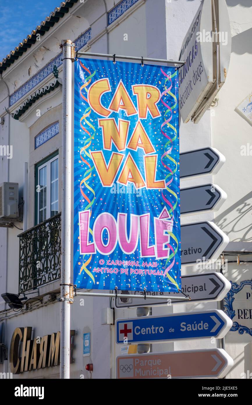 Lampost bannière drapeau signe Publicité le Carnaval annuel Loule Algarve Portugal Banque D'Images