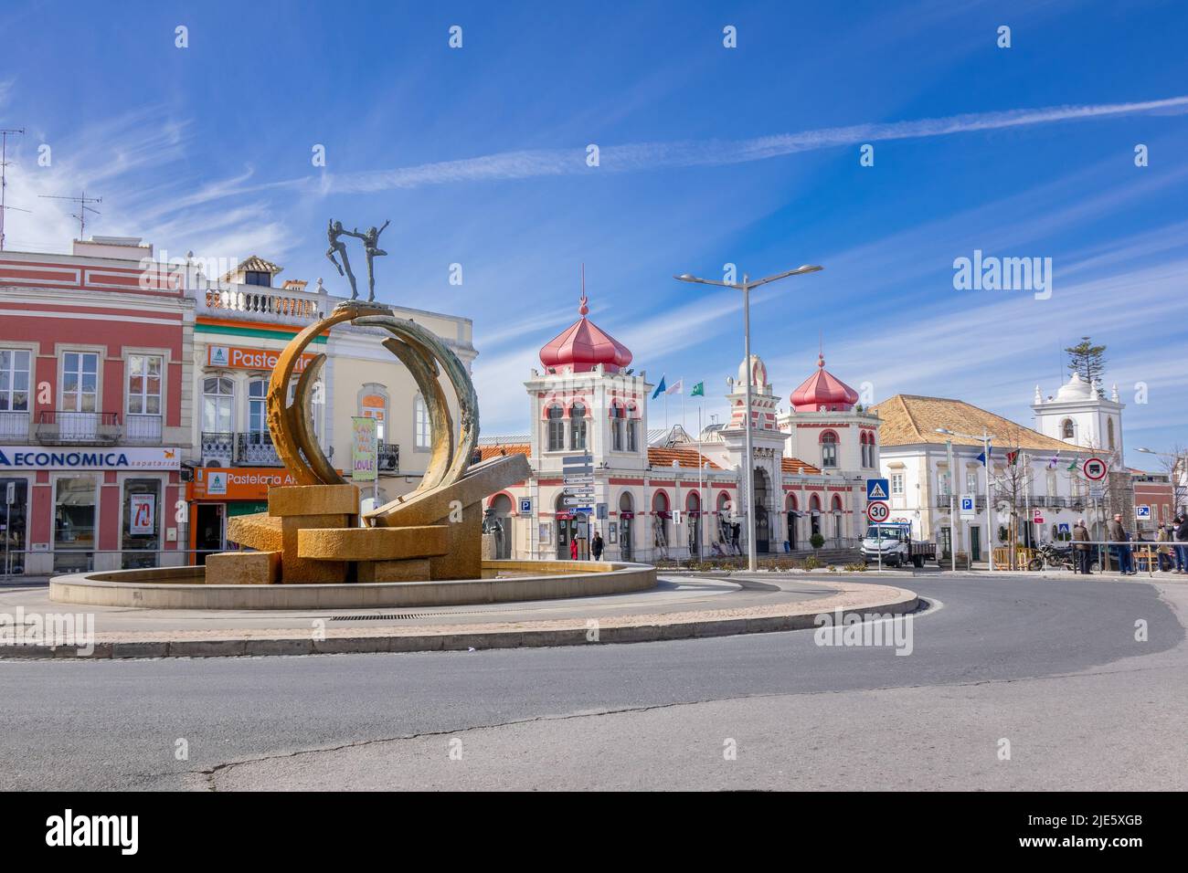Marché municipal de Loule d'inspiration mauresque (Mercado), bâtiment dans le centre-ville de Loule Portugal avec fontaine de sculptures de rond-point Banque D'Images