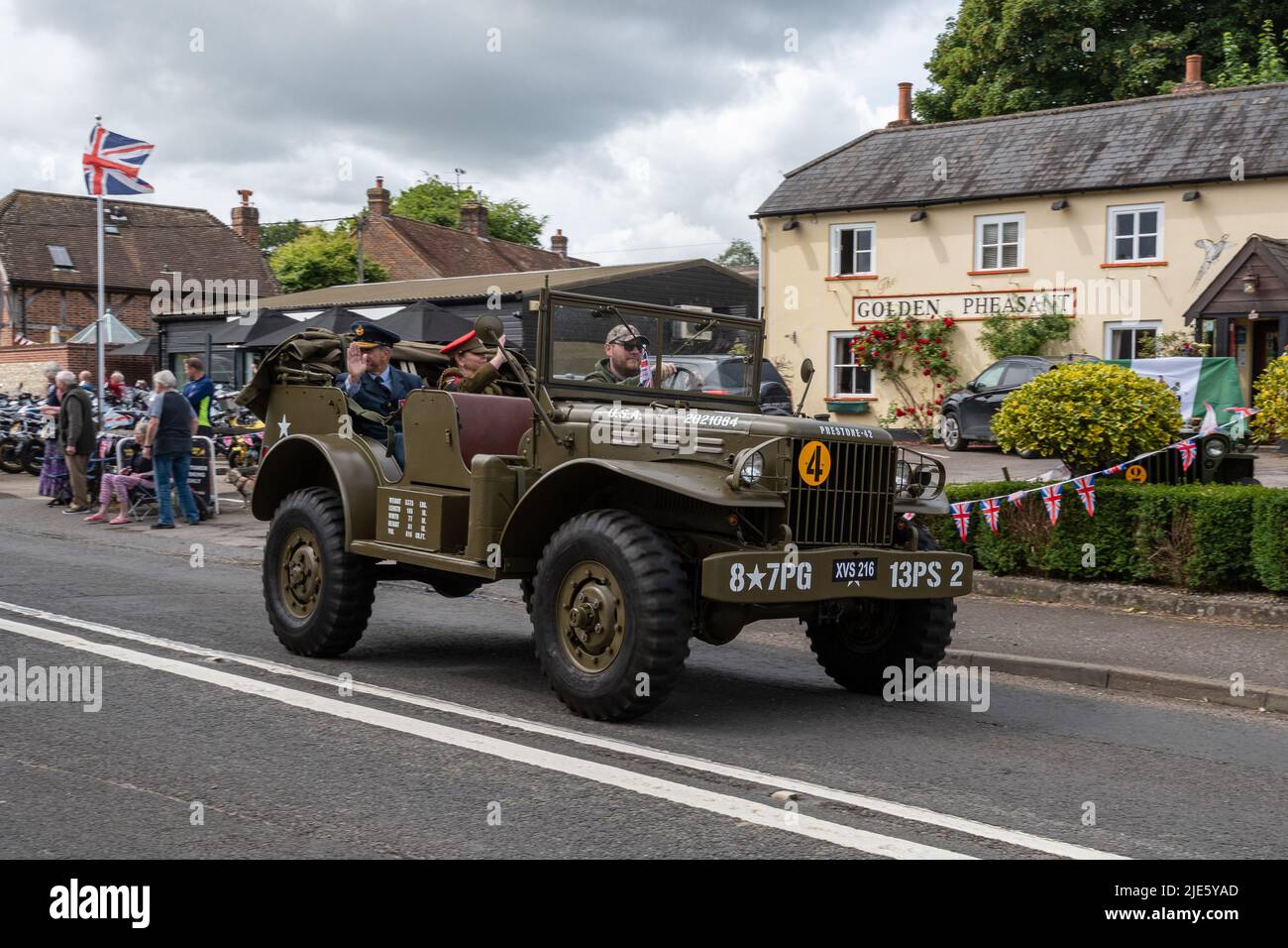 Journée des forces armées, 25 juin 2022. Farringdon village, Hampshire, Angleterre, Royaume-Uni. Un convoi de véhicules militaires a voyagé dans une partie du Hampshire dans le cadre des célébrations officielles de la Journée des forces armées, conçues pour donner aux gens la chance de montrer leur appréciation aux hommes et aux femmes qui composent la Communauté des forces armées. Photo : une voiture de commande de esquive à partir de laquelle des salutes ont été donnés. Banque D'Images