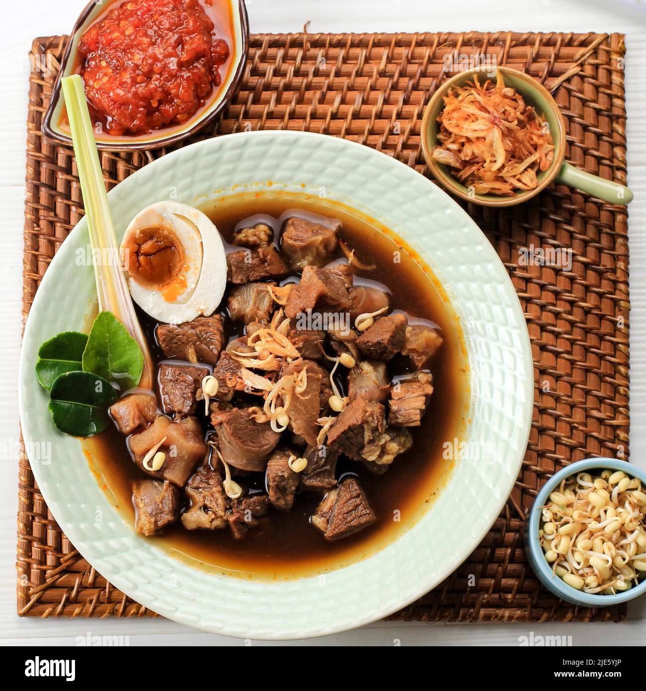 Rawon. Cuisine traditionnelle indonésienne de soupe noire de bœuf Banque D'Images