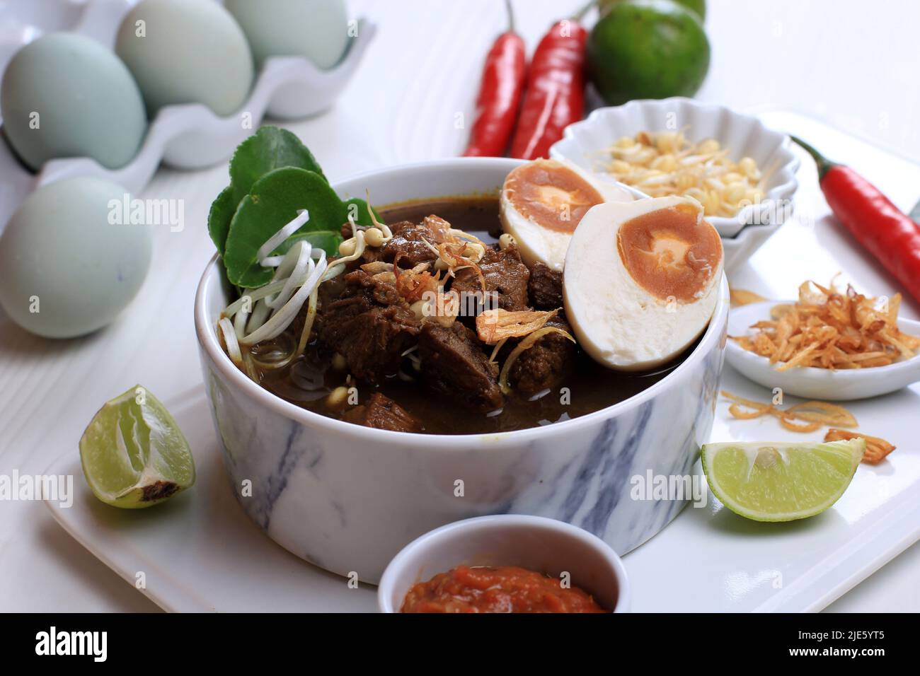 Rawon, plat de soupe noire de bœuf indonésien. La couleur noire, faite de noix de Keluak comme principale saison, donne la couleur sombre et la saveur de Nutty à la soupe. Banque D'Images