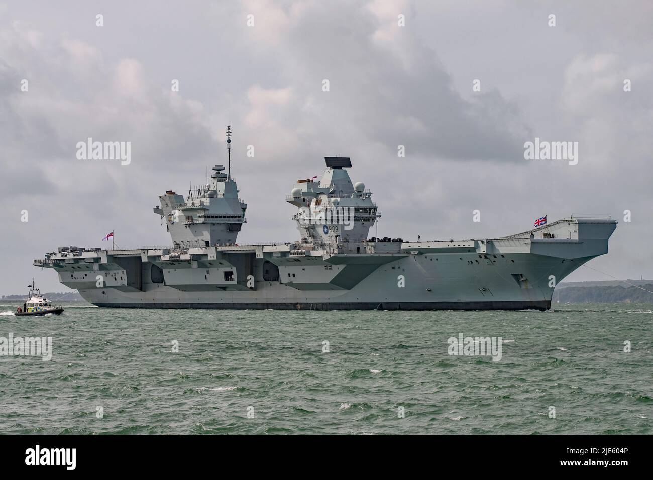 Le porte-avions de la Royal Navy, HMS Prince of Wales (R09), est retourné à Portsmouth (Royaume-Uni) le 25th juin 2022 (Journée des forces armées) après les exercices de l'OTAN. Banque D'Images