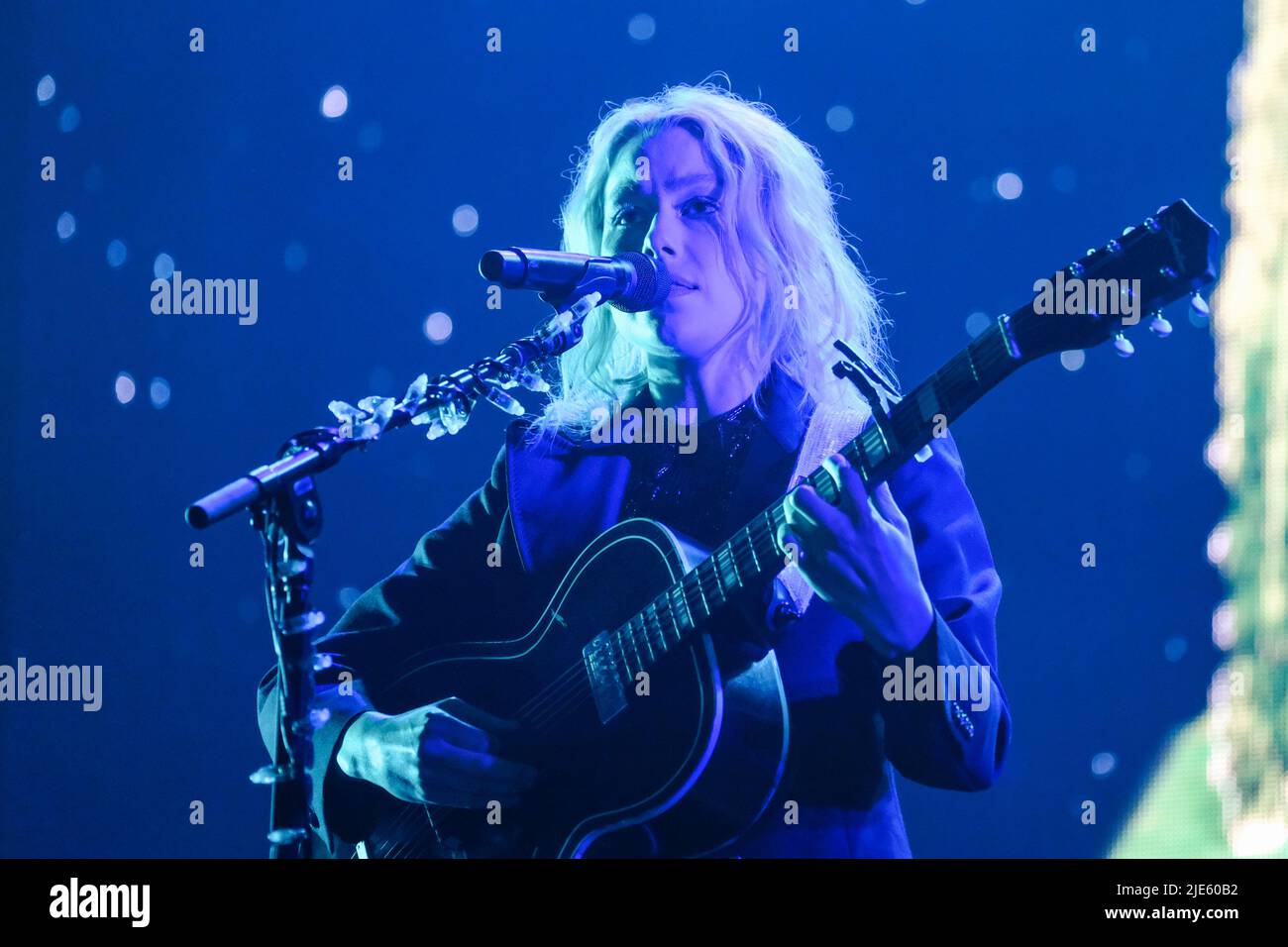 Pilton, Royaume-Uni. 24th juin 2022. Un auteur-compositeur américain Phoebe Bridgers a vu jouer en direct au Glastonbury Festival. Crédit : SOPA Images Limited/Alamy Live News Banque D'Images