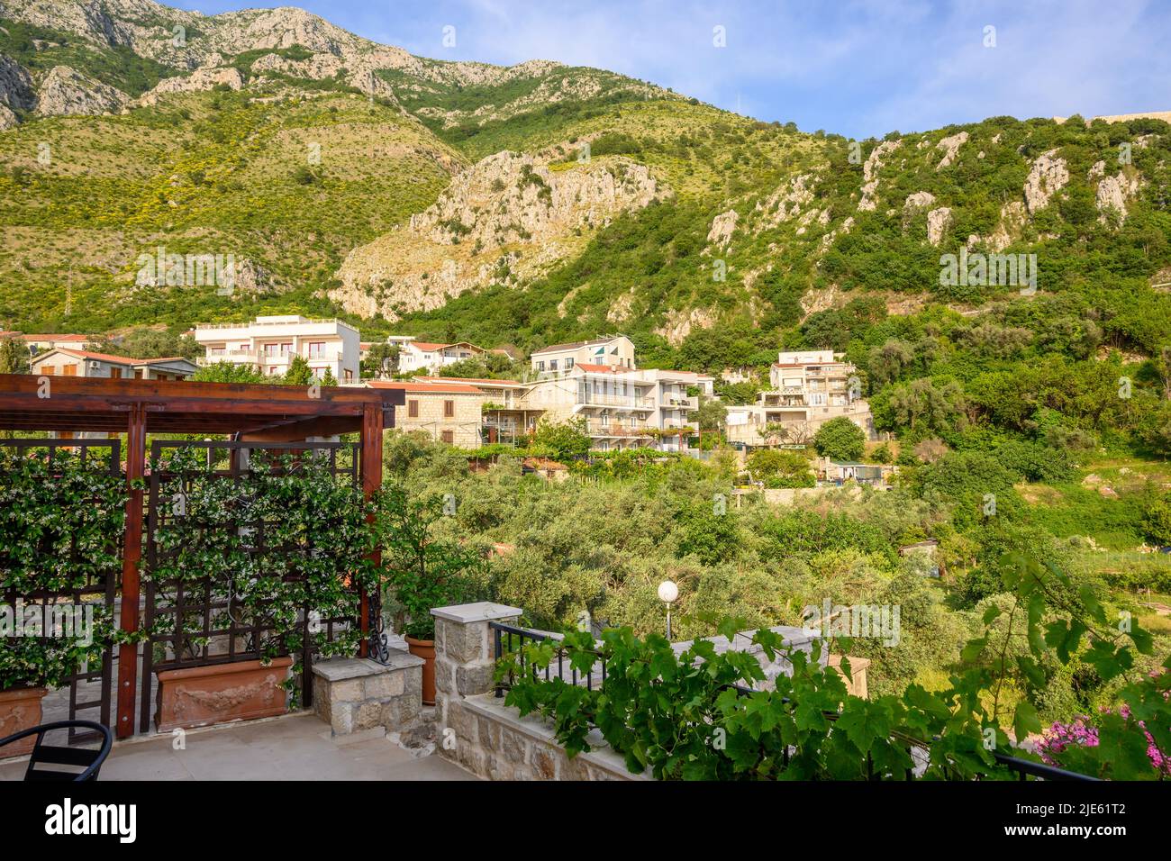 Terrasse avec une belle vue sur la montagne à Rijeka Rezevici. Monténégro, Europe Banque D'Images