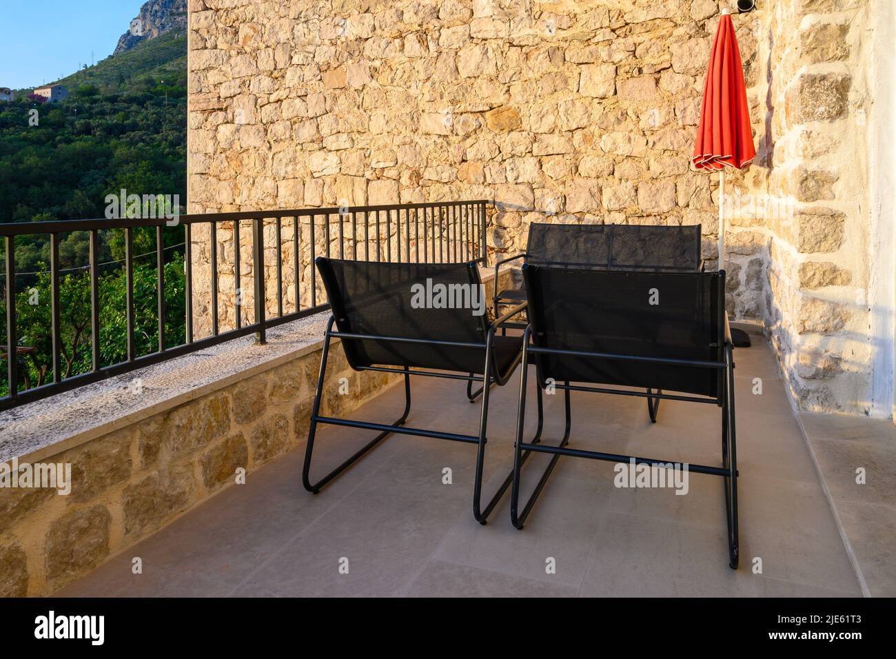 Rijeka Rezevici, Monténégro - 3 juin 2022: Terrasse dans un appartement de vacances à Rijeka Rezevici, Monténégro, Europe Banque D'Images