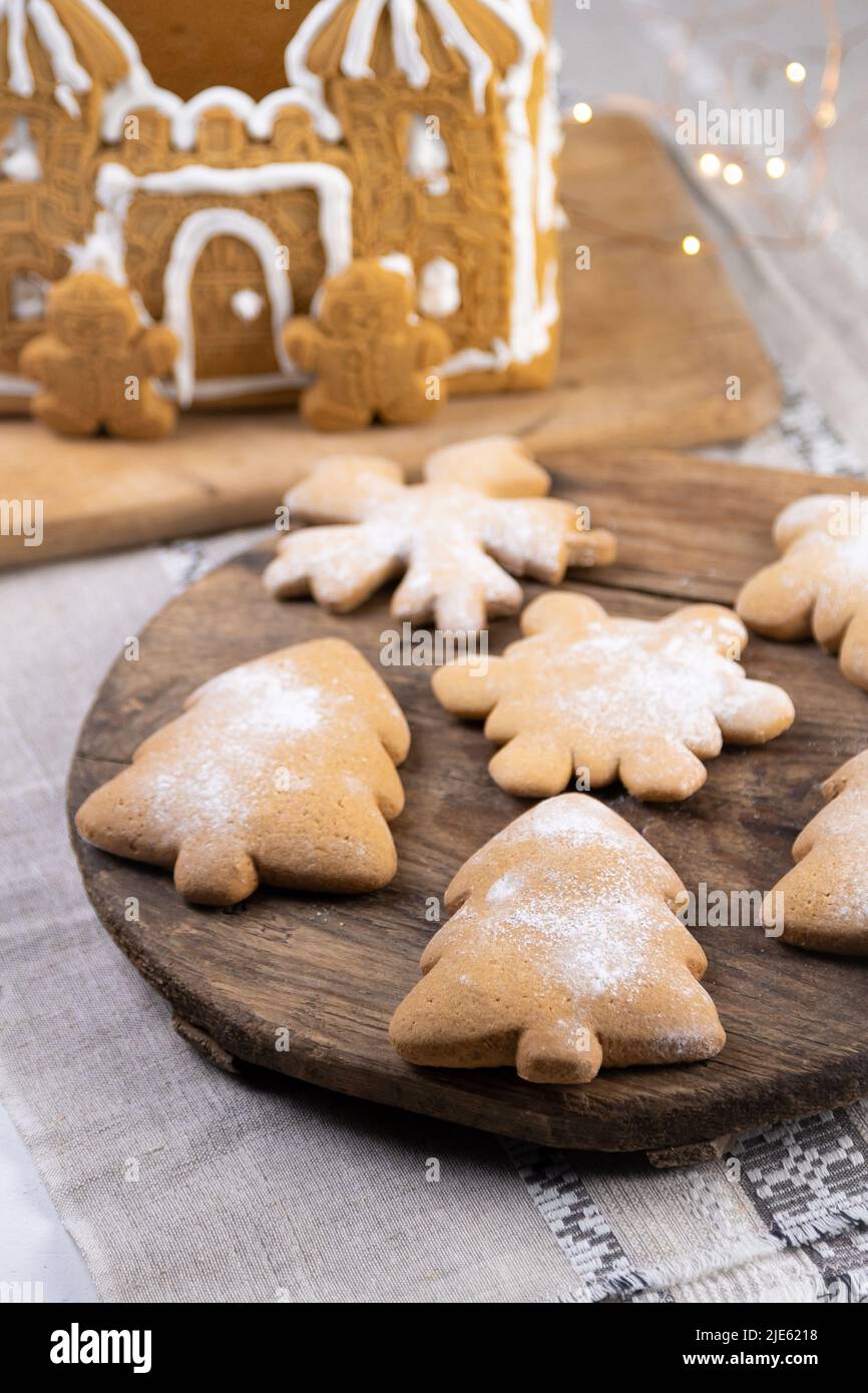 Maison de pain d'épice et biscuits pâtisserie de noël. Pâte de gingembre pour la nouvelle année. Dessert sucré. Pain d'épice en forme d'arbre de Noël. Banque D'Images