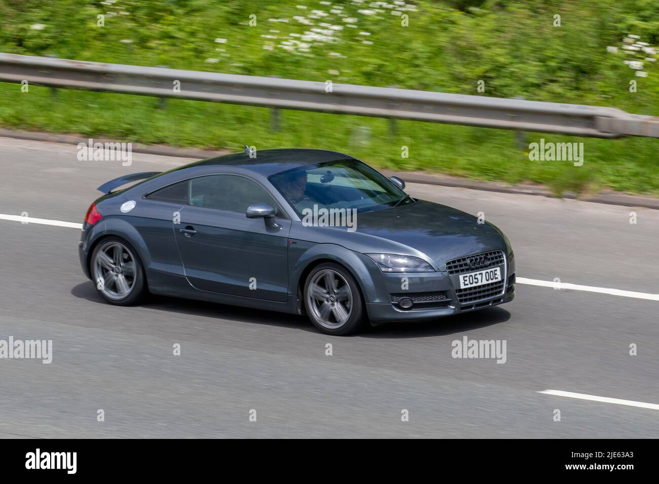 2007 gris AUDI TT FSI Auto 200 S Tronic Auto coupé, véhicule essence 1984cc ; sur l'autoroute M6, Royaume-Uni Banque D'Images